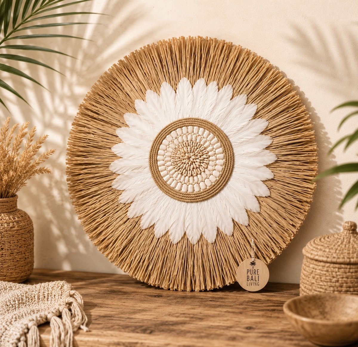 Wanddecoratie – Wandbord Naturel & Wit – Witte Veren – Boho Muurdecoratie – Handgemaakt in Bali – Ø45 cm – Pure Bali Living