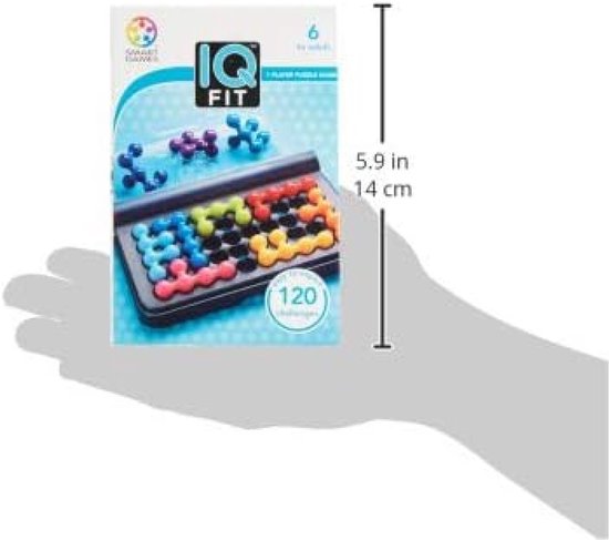 Hand houdt de doos van het IQ Fit spel. De doos toont het spel met gekleurde stukken op het bord en het logo.