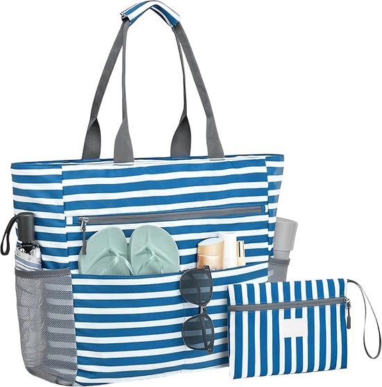 Blauwe en witte gestreepte strandtas met veel vakken, gevuld met strandbenodigdheden. Een bijpassend toilettasje is bijgevoegd.