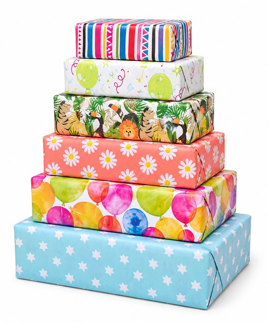 Pile de cadeaux emballés dans du papier à motifs : étoiles, ballons, fleurs, animaux, guirlandes et rayures.