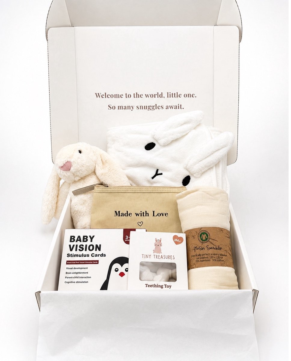 Luxe Kraamcadeau Unisex – Baby Gift Box Beige – Cadeaubox met Knuffel, Hydrofiele Doek, Badcape, Bijtring, Baby Kaarten & Pouch