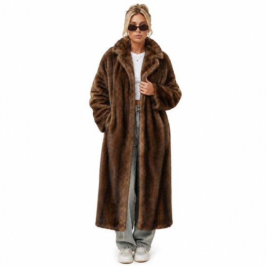 Femme portant un long manteau en fausse fourrure marron, debout.
