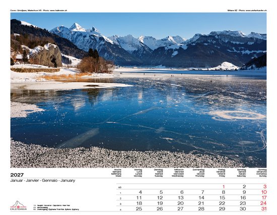 Bevroren meer met schaatsers en bergen op de achtergrond.