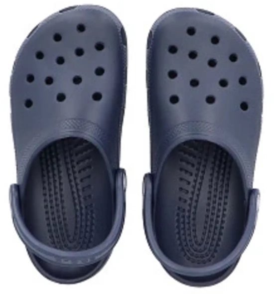 Paire de sabots Crocs bleu marine, vue de dessus, avec trous de ventilation.