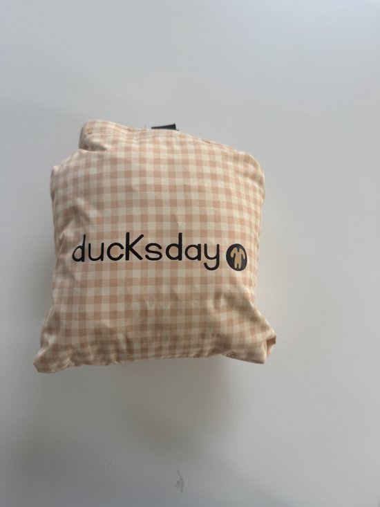 Opgevouwen geel geruit regenpak van Ducksday met opdruk.