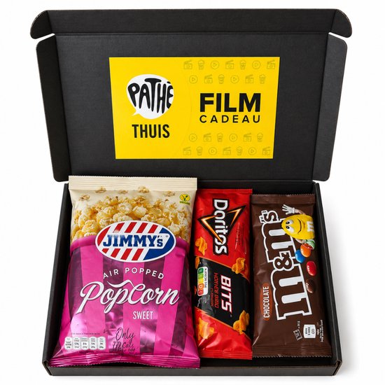 Zwarte brievenbusdoos met Pathé Thuis 'Film Cadeau' sticker. Bevat Jimmy's Popcorn, Doritos BITS en M&M's.