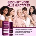 Vier vrouwen van verschillende leeftijden glimlachen. Een paars product met de tekst "Calcium Volume Multi Balm" staat op de voorgrond.