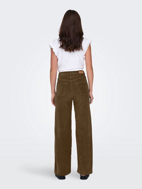 Model draagt een bruine corduroy broek met wijde pijpen, gezien vanaf de achterkant.