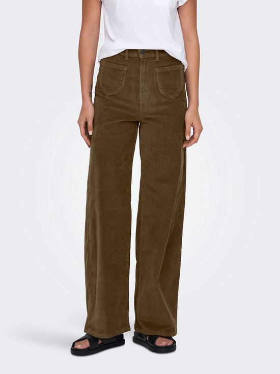 Bruine corduroy broek met wijde pijpen, twee opgestikte zakken op de voorkant en een witte top.