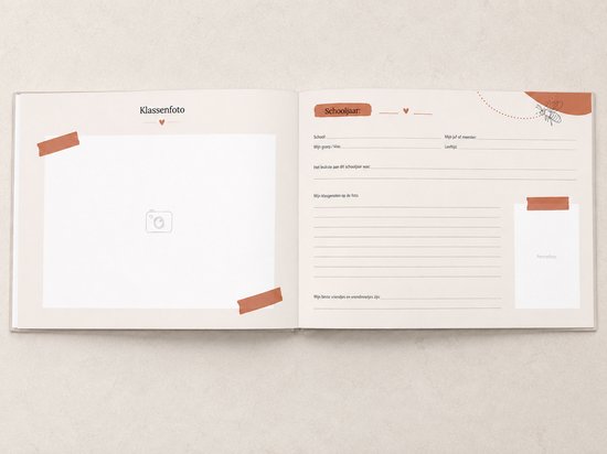 Een open boek met lichtbeige pagina's. Links is een lege uitsparing voor een foto. Rechts staan invulvelden met een bij-icoon.