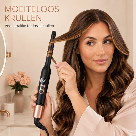 Vrouw met lang bruin haar krult een lok met een zwarte krultang met rosé gouden details.