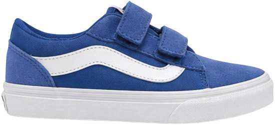 Blauwe Vans sneakers met witte streep, witte zool en klittenbandsluiting.