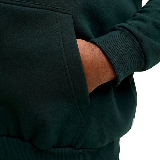 Close-up van de zak van een donkergroene hoodie en mouw.
