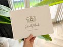 Gesloten beige schoolfotoboek met een illustratie van een camera en de tekst 'Schoolfotoboek - Een boek vol herinneringen'.