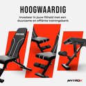 Drie zwarte halterbanken met witte biezen op rode achtergrond. "Athletica" op de linker bank.