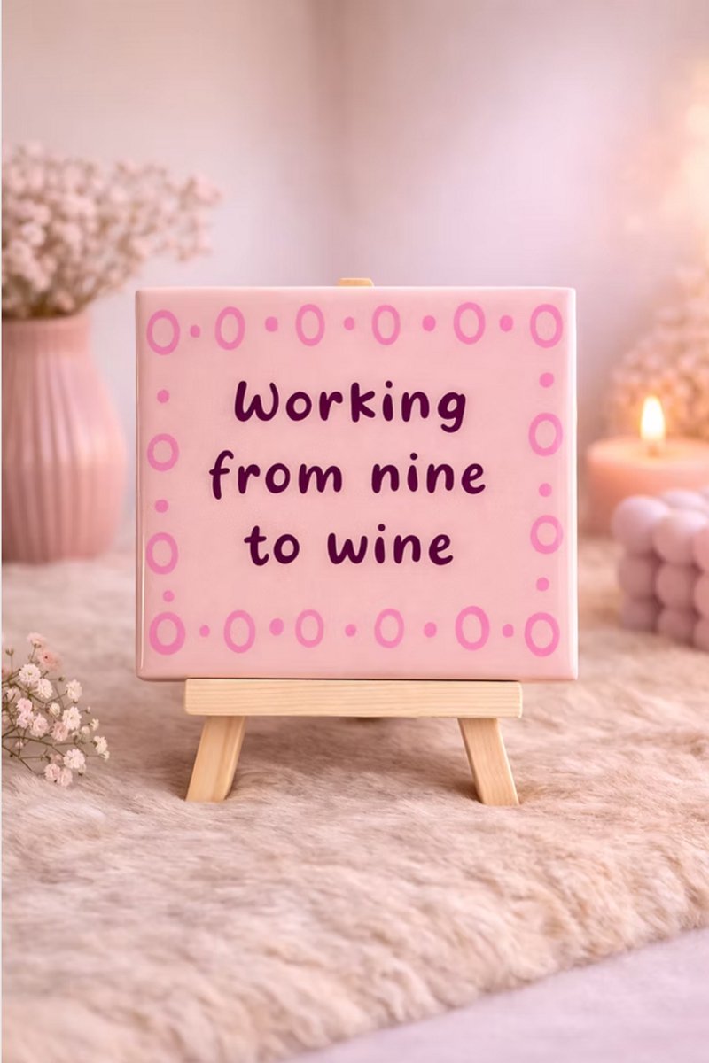 Tegeltje “Working from nine to wine” – Voor de hardwerkende wijnliefhebber! | Viva Femme | Tegeltjes met tekst | Decoratie | Wonen | Cadeau