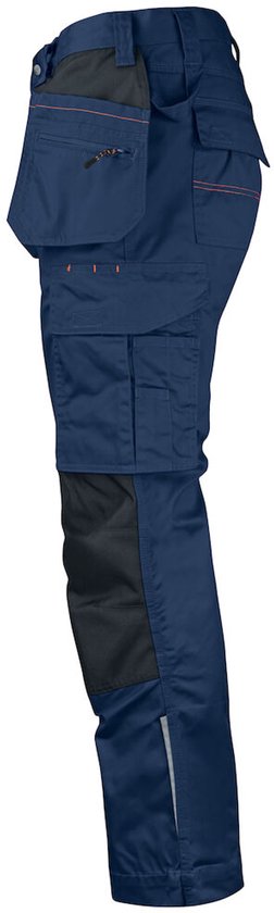 Donkerblauwe werkbroek met zwart versterkt kruis, oranje stiksels en diverse praktische zakken.