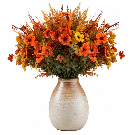 Un bouquet d'automne avec des fleurs orange et jaunes, des fougères et de l'eucalyptus dans un vase beige.