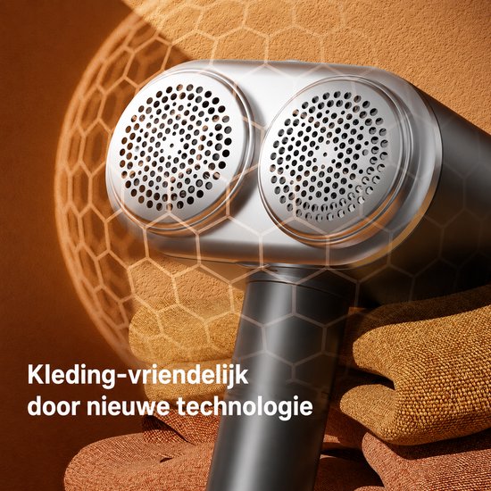 Zilveren pluizenverwijderaar met dubbele roterende koppen en een hexagon patroon.