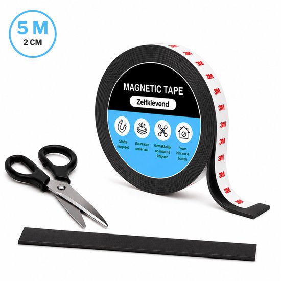 Zwarte magnetische tape op rol met een schaar en een los stuk tape.