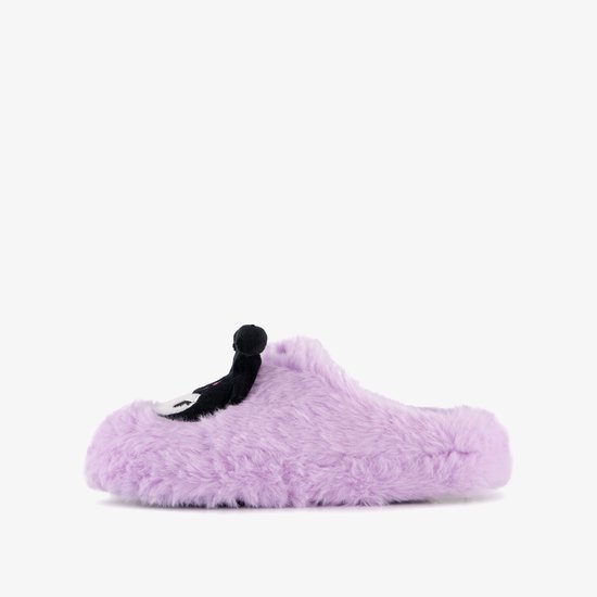 Zij-aanzicht van een lila pluizige pantoffel met Kuromi-decoratie.