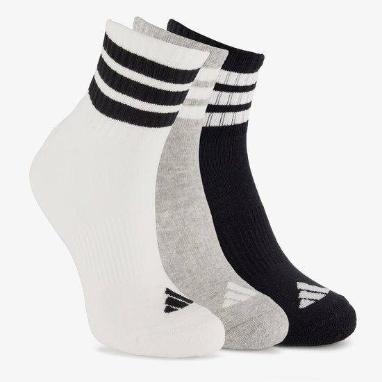 Drie paar adidas enkellaagse sokken in wit, grijs en zwart met drie strepen op de boord en een adidas logo op de zijkant.