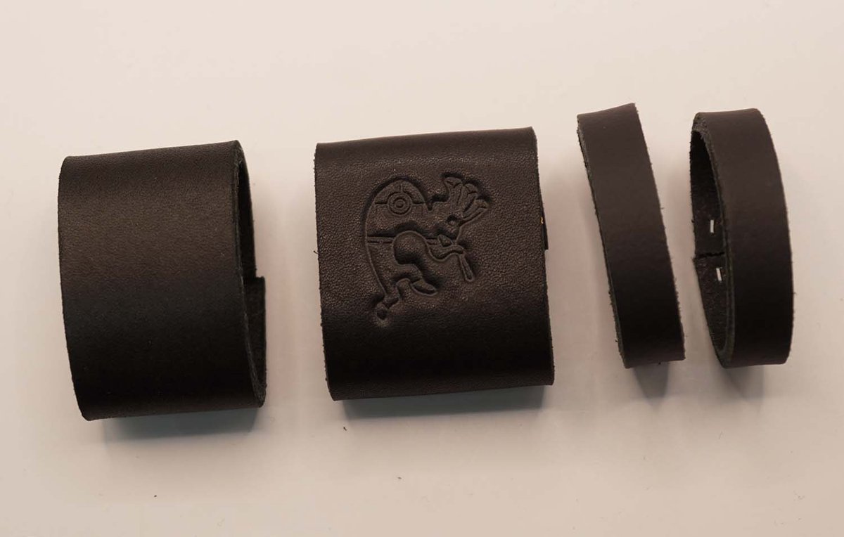 4 Lederen riem lusjes voor broekriem van 4 cm breed, 1x zwart met lus breedte 3 cm en 2x zwart met lus breedte 1 cm en 1x dansende indiaan met lus breedte 4 cm