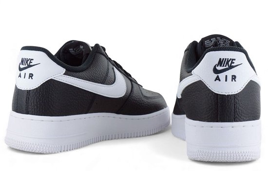 Achterkant van zwarte leren Nike Air Force 1 sneakers met witte zolen, witte swooshes en witte hielen.
