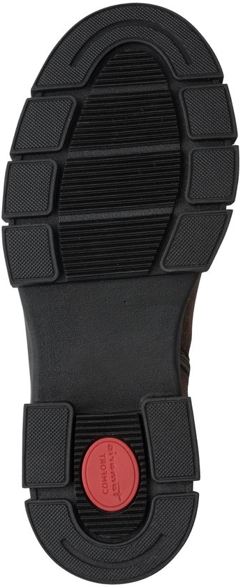 Onderkant van bruine Tamaris chelsea boot met een grof zwart profiel en rode details.