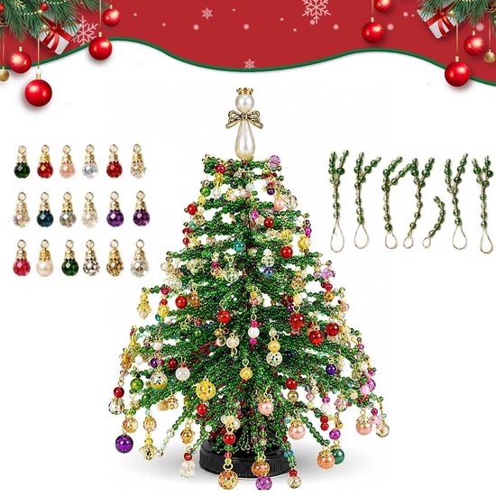 Kerstboom van kralen met engelboomtopper, veelkleurige ballen, takken en aparte hangers.