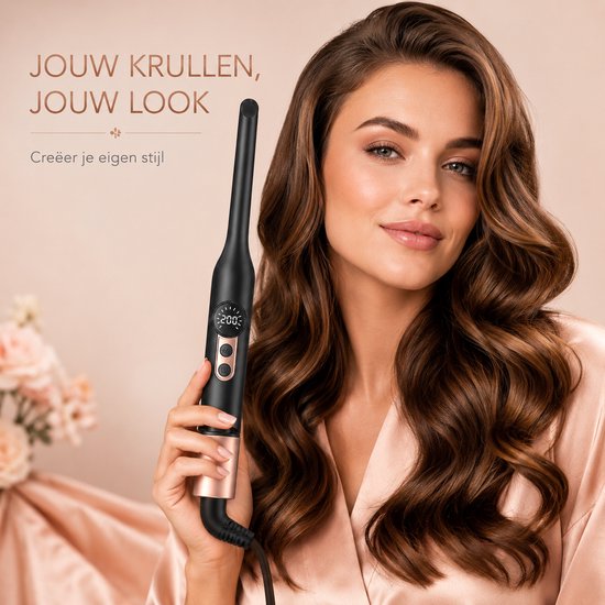 Vrouw met lang bruin haar en lichte krullen, houdt een zwarte krultang met rosé gouden details vast.