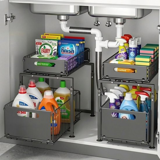 Un organisateur d'armoire coulissant noir sous un double évier, avec des produits de nettoyage et de lessive dans les paniers.