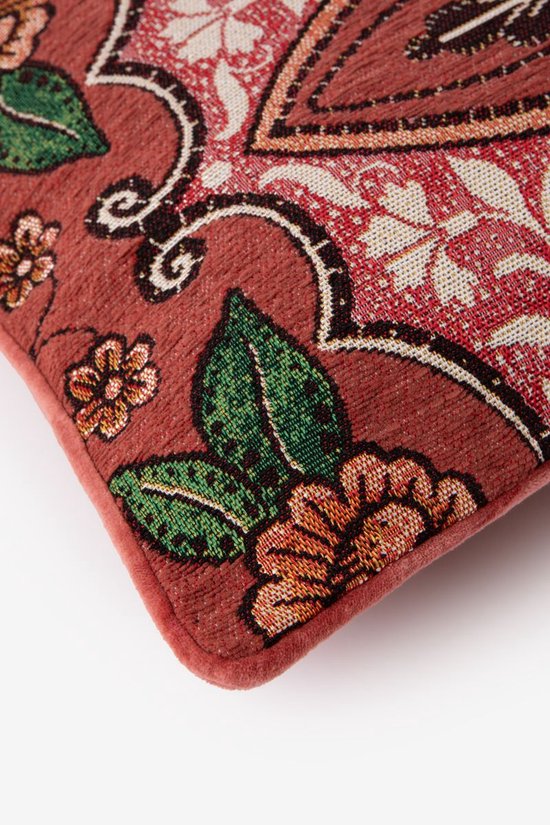 Kussen met roze fluwelen bies en een roodbruin geweven dessin van bloemen en bladeren.