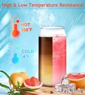 Can-vormig glas met koude en warme dranken, met partjes grapefruit en ijsblokjes.