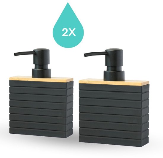 Twee zwarte zeepdispensers met bamboe bovenkant, de linkse dispenser is enigszins naar voren geplaatst.