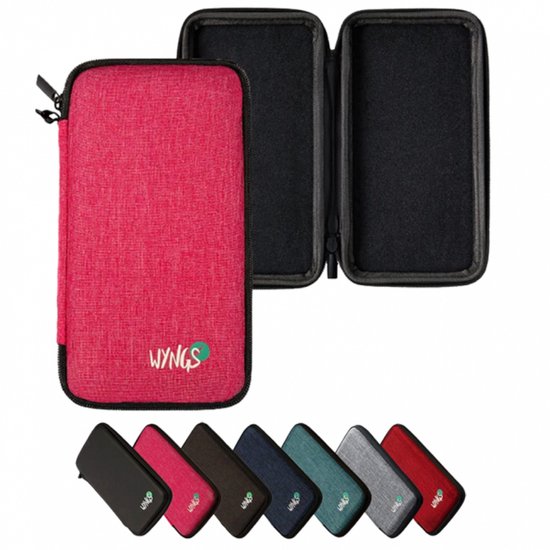 Roze beschermhoes voor rekenmachine, geopend, met een zwart interieur. Zeven kleine hoesjes in verschillende kleuren onderaan.