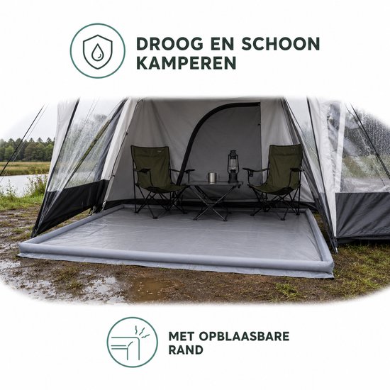 Grijze grondzeil met opblaasbare rand geplaatst voor een tent, houdt de camping droog en schoon.