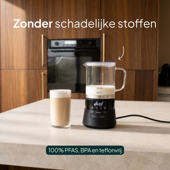 Zwarte melkopschuimer met glazen kan, 100% PFAS, BPA en teflonvrij, naast een glas met melkschuim.
