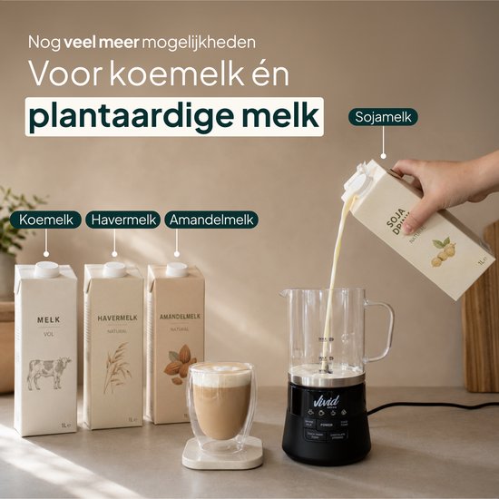 Zwarte melkopschuimer met glazen kan, terwijl sojamelk in de kan wordt gegoten, naast pakken melk, havermelk en amandelmelk.