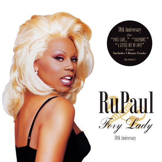 RuPaul met blond kapsel, zwarte top, en de tekst "RuPaul Foxy Lady 30th Anniversary"
