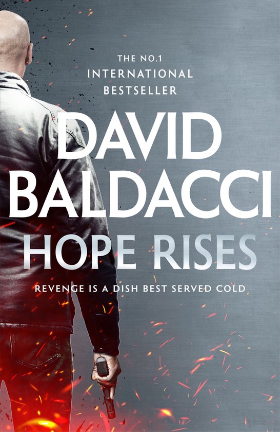 De cover van 'Hope Rises' van David Baldacci toont een man in een leren jack met een pistool in zijn hand, met vlammen op de voorgrond.