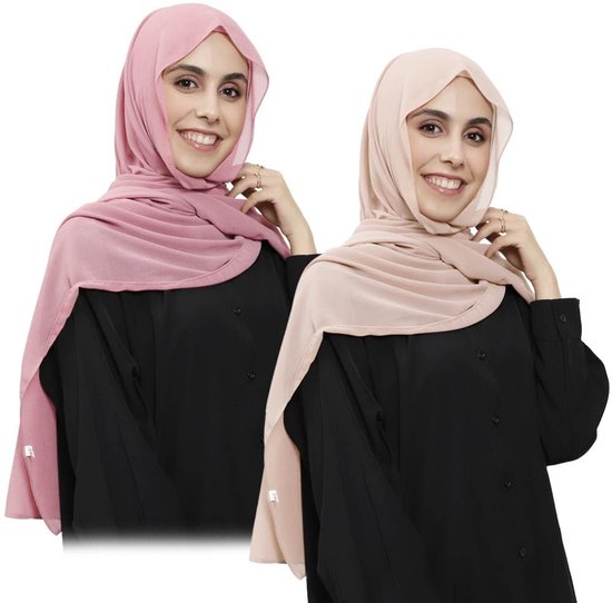 Twee modellen, één met een roze en één met een beige hijab, beide in zwarte jurken