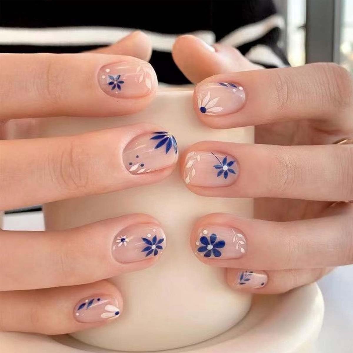 Dailygoods- Kunstnagels 24 Stuks - Bloemen Design - Plaknagels Zelfklevende - Volledige Dekking - Korte Kunstnagels - Hoogwaardige Materialen - Press-on Nagels