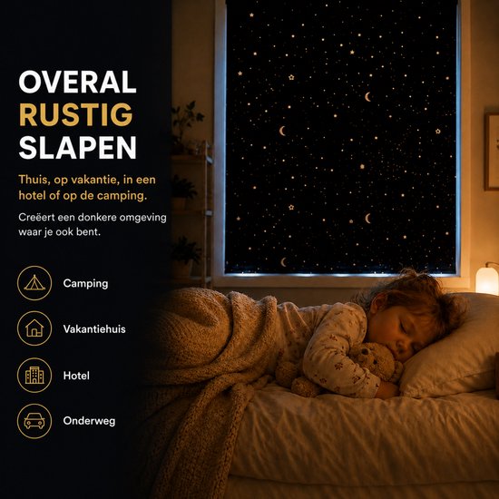 Meisje slaapt op bed naast een raam met een zwart sterren gordijn, ideaal voor rustige slaap.