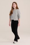 Meisje met lang rood haar draagt een zwarte flared legging, een grijs T-shirt en een grijs vest met knopen.