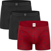 Drie boxershorts: twee effen zwart met logo op de band, één rood met een all-over print van zonnebrillen en logo op de band.