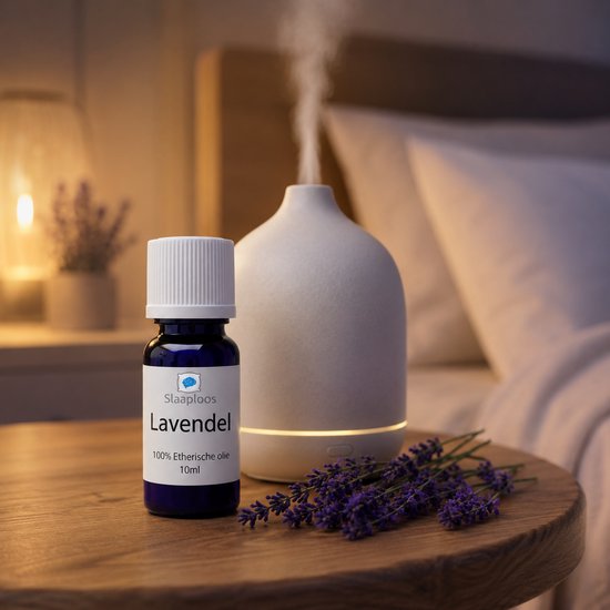 Flesje lavendelolie met witte dop op een houten nachtkastje naast een diffuser die stoom afgeeft.