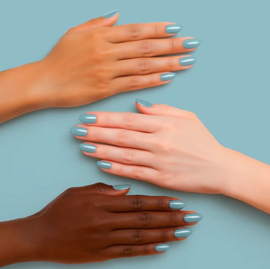 Drie handen met lichtblauwe nagellak op verschillende huidtinten.