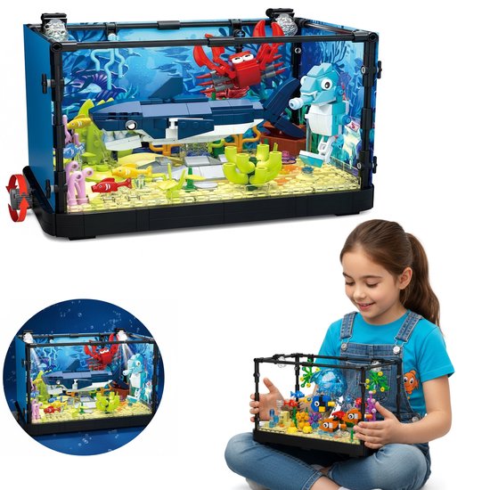 Un aquarium en briques avec un requin, un crabe et un dauphin, à côté d'une fille tenant un aquarium.