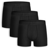 Drie zwarte boxershorts van biologisch katoen met een grijze tailleband met 'A-dam' logo.